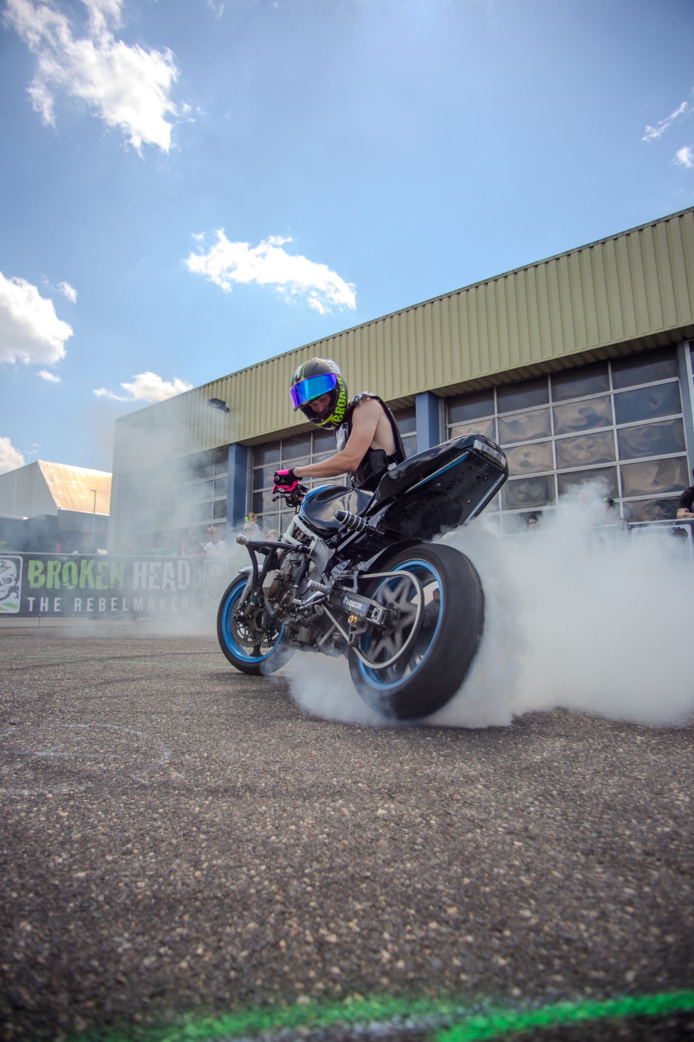 Echter Stuntrider vor Broken Head Halle